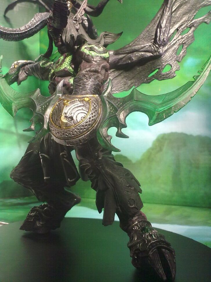 Иллидан: ILLIDAN STORMRAGE  Demon form Deluxe Collector Figure 